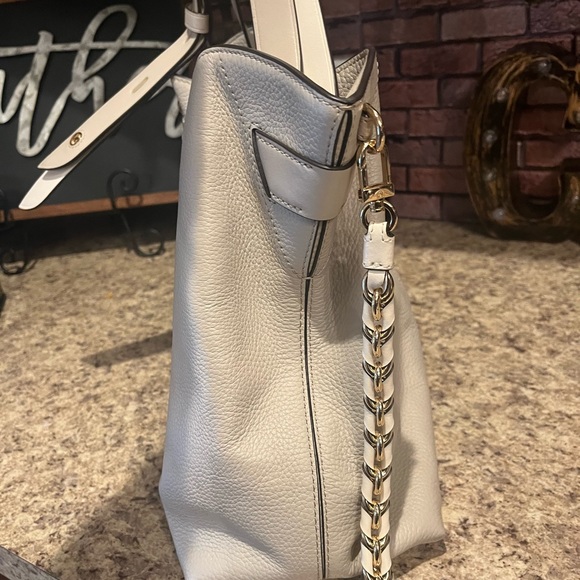 MICHAEL KORS handbag- white $75 w/ bag charm - Picture 5 of 10